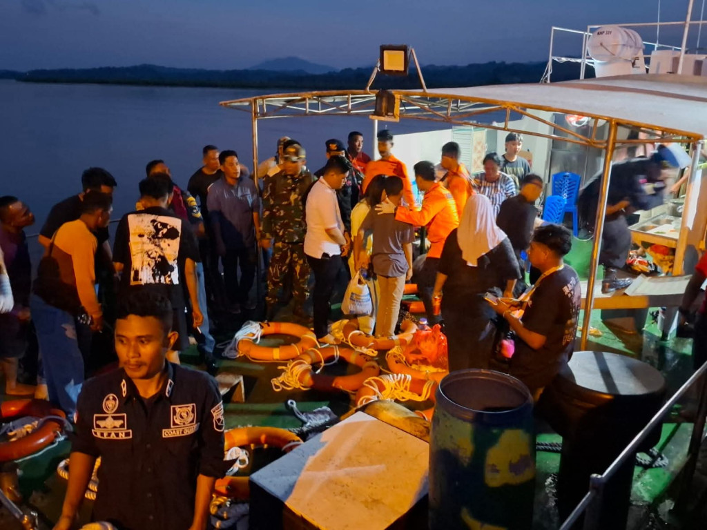 TNI Kerahkan 2 Kapal Perang Evakuasi Korban Terbakarnya KMP Barcelona V