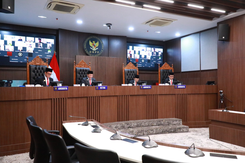 Terbukti Pasang APK Caleg DPR RI, Anggota Bawaslu Deli Serdang Sartua Tjarda Dipecat DKPP