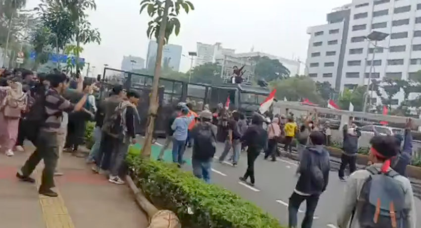 Unjuk Rasa Tuntut DPR RI Dibubarkan Ricuh
