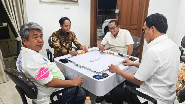 Asyiknya Menhut Raja Juli Antoni Main Balak dengan Tersangka Pembalakan Liar Azis Wellang