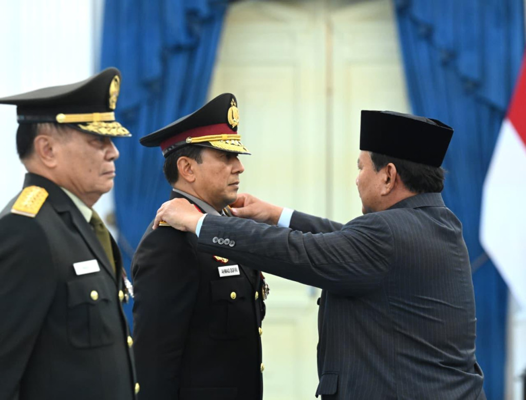 Usai Dilantik Masuk Kabinet, Presiden Prabowo Anugerahkan Jenderal Kehormatan kepada Djamari Chaniago dan Ahmad Dofiri