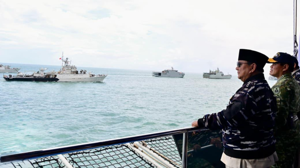 Presiden Prabowo Saksikan Kemegahan Armada Laut Indonesia di Teluk Jakarta