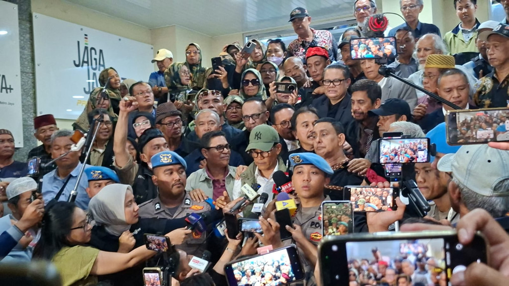Dicecar Ratusan Pertanyaan Sebagai Tersangka Kasus Ijazah Jokowi, Roy Suryo Cs Tak Ditahan