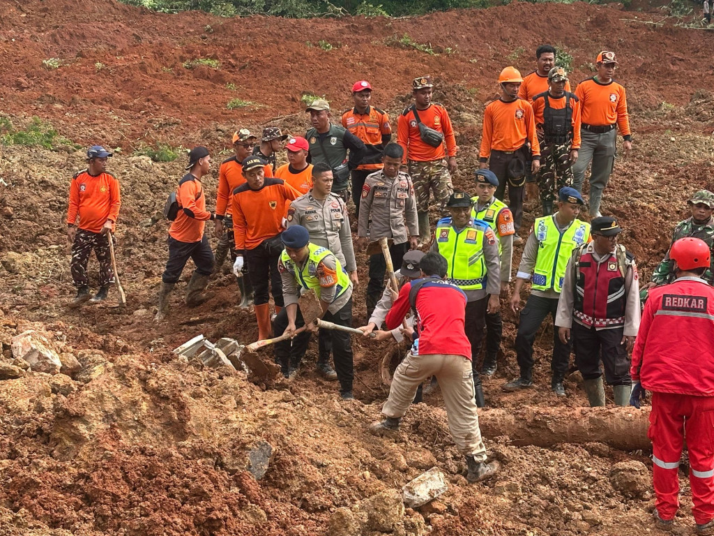 Longsor Terjang Cilacap, 20 Orang Hilang Tertimbun Masih Dicari