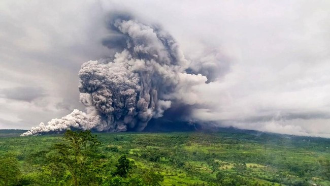 Gunung Semeru Hembuskan Asap Putih 1 Km, Warga Diminta Menjauh
