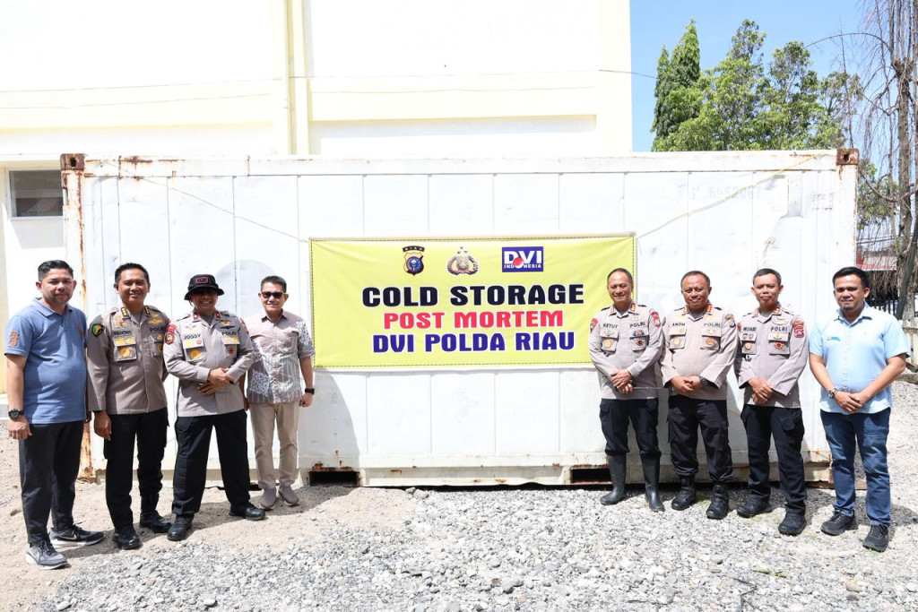 Bantu Identifikasi Korban Bencana di Sumbar, Polda Riau Serahkan Peti Pendingin