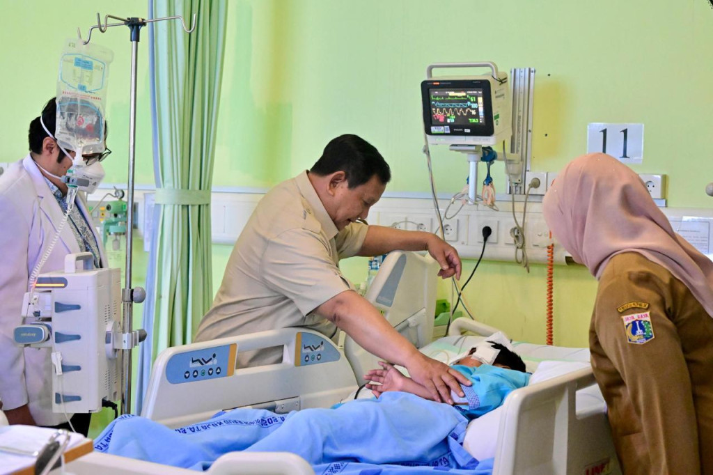 Jengguk Korban Tabrakan Mobil MBG, Presiden Prabowo Pastikan Perawatan Terbaik