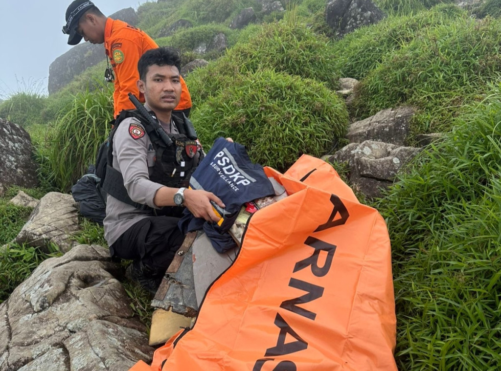 Tabrak Puncak Gunung Bukusaurung, Pesawat ATR 400 Angkut 7 Kru dan 3 Penumpang