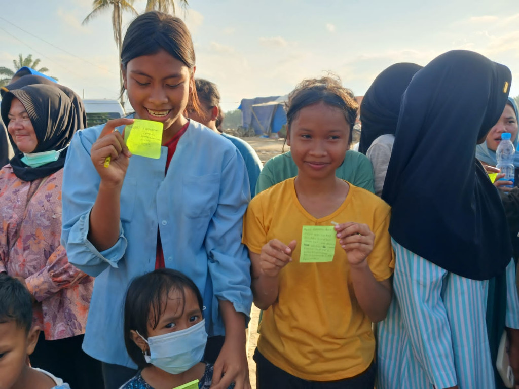 Di Selembar Kertas, Anak Pengungsi Aceh Tamiang Titipkan Harapan Pemulihan