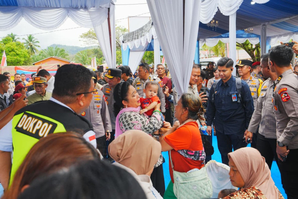 Kapolri Bersama Titiek Soeharto Tinjau Huntara Korban Bencana di Tapteng