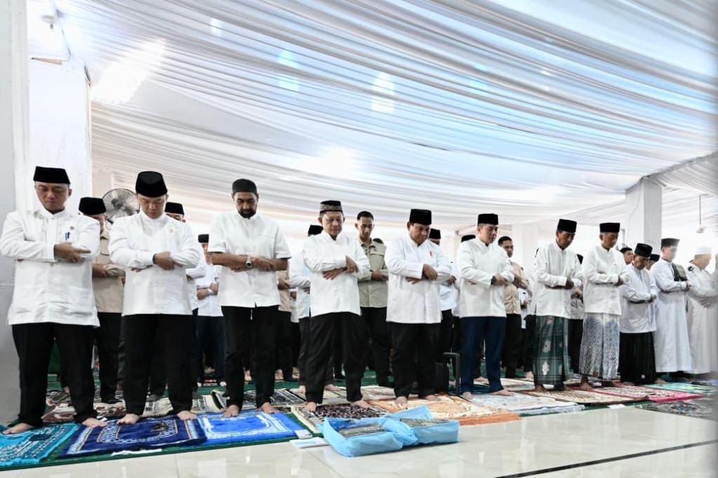 Salat Ied di Masjid Darussalam Aceh Tamiang, Prabowo Halalbihalal dengan Penyintas Bencana
