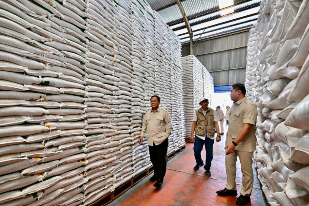 Sidak Gudang Bulog di Magelang, Prabowo Pastikan Stok Aman - Pastikan Kualitas dan Distribusi Tepat Waktu