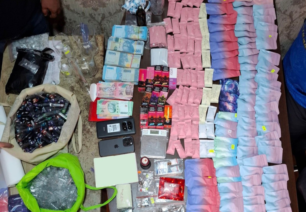 Sekap Perempuan 17 Tahun di Hotel, WNA Ditangkap Bersama 321 Cartridge Vape Narkoba