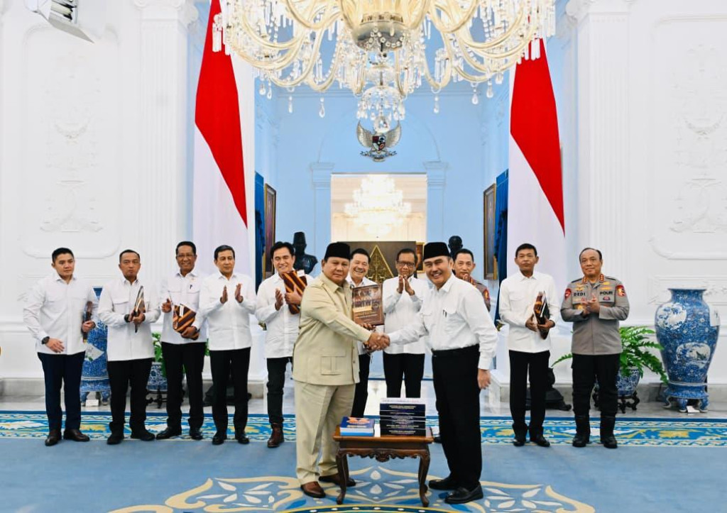 Terima 10 Buku Rekomendasi Reformasi Polri, Prabowo Pastikan Kapolri Tetap Dibawah Presiden