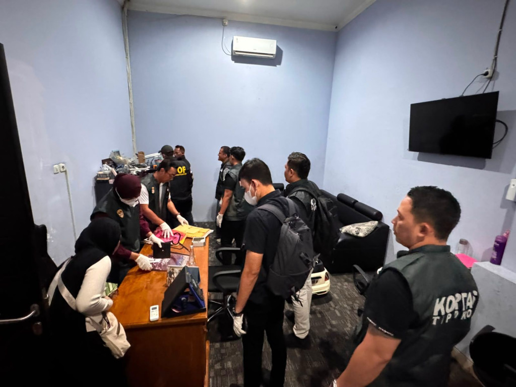 Kortastipoidkor Geledah 4 Lokasi Kasus Impor Ponsel Bekas dari China, Boks Kosong Arsip DJBJ Jatim Disita