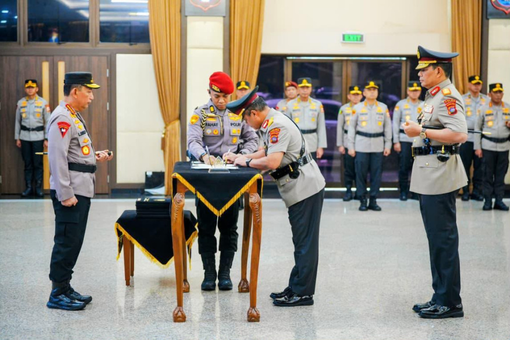 Kapolri Pimpin Pelantikan dan Sertijab 6 Kapolda