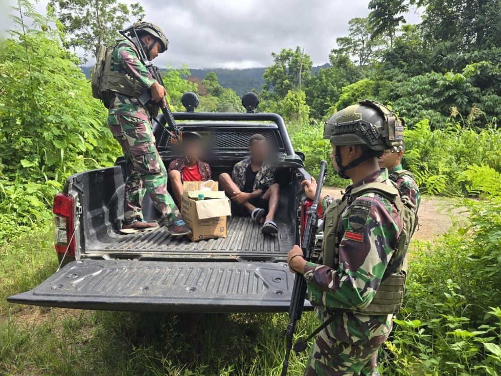 2 Pelaku Pembawa Ganja Diamankan Satgas Pamtas Yonif 131/Brajasakti di Perbatasan RI-PNG