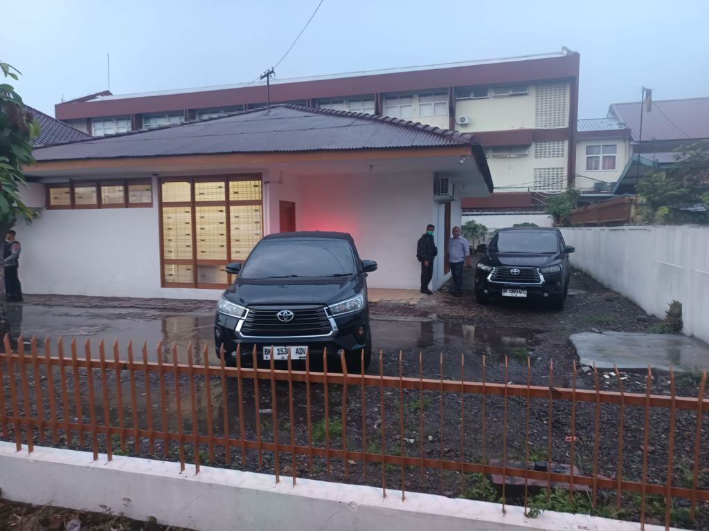 Geledah Kantor PUPR Sumut dan Rumah Dinas Topan Ginting, KPK Bawa Koper